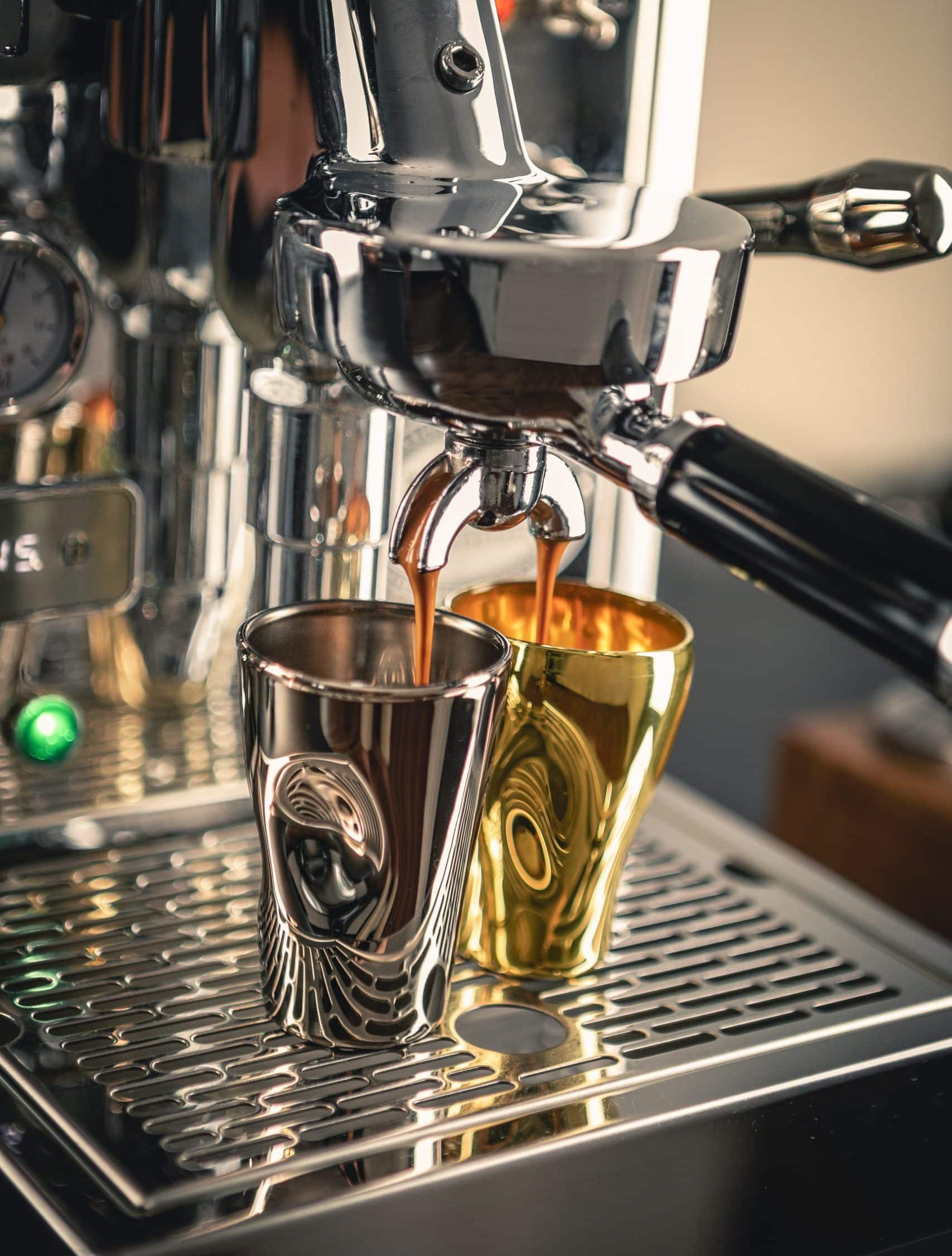 Set aus 2 UNIK Espressogläsern · Edelmetall veredelt