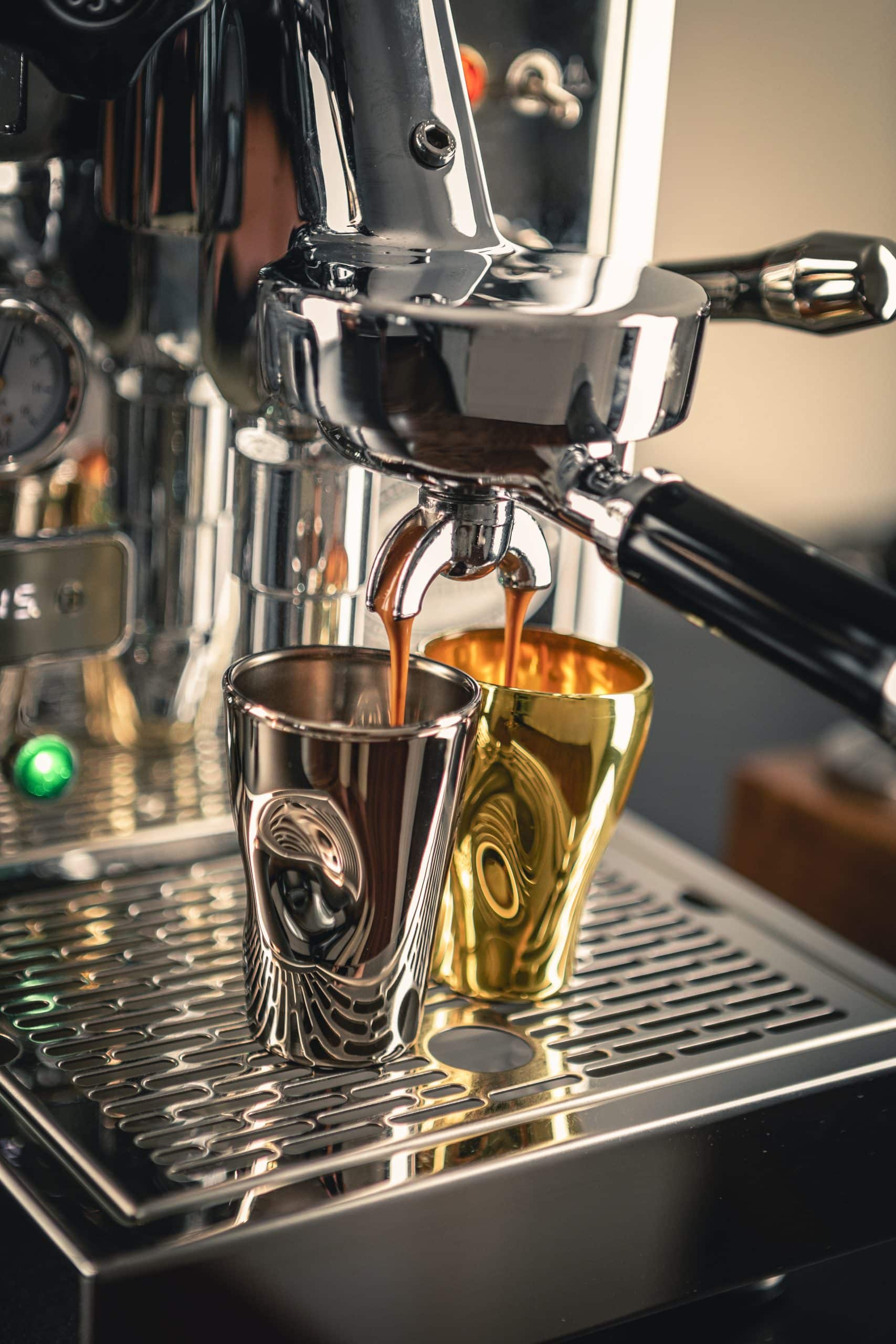 Set aus 2 UNIK Espressogläsern · Edelmetall veredelt